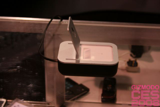 Illustration for article titled Splashpower Charger Lets You Charge Wirelessly, Lose That Wired Mess